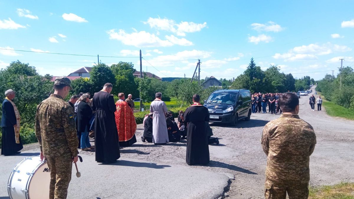 На вічний спочинок у Великій Кам'янці провели захисника Руслана Івасютина 1