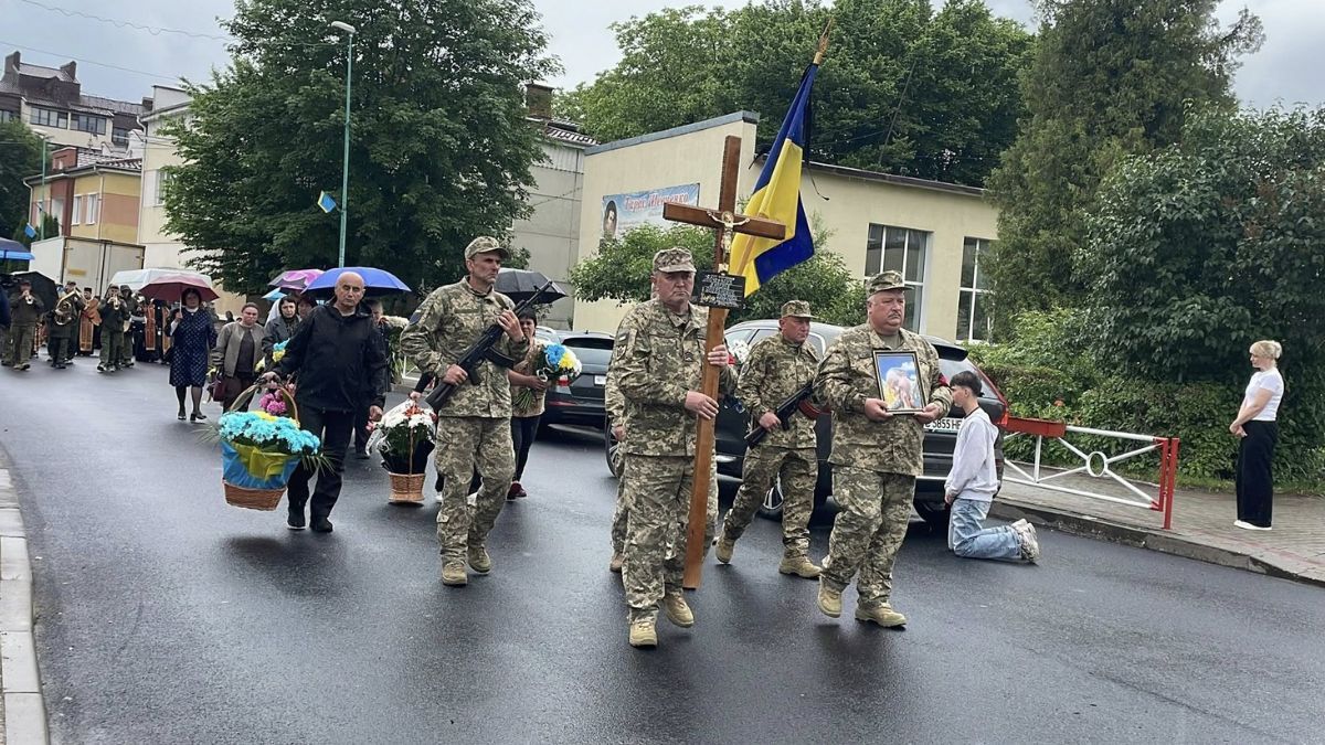 У Надвірній попрощалися із загиблим воїном Ярославом Кочержуком 1