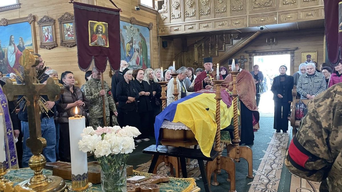 У Надвірній попрощалися із загиблим воїном Ярославом Кочержуком 3