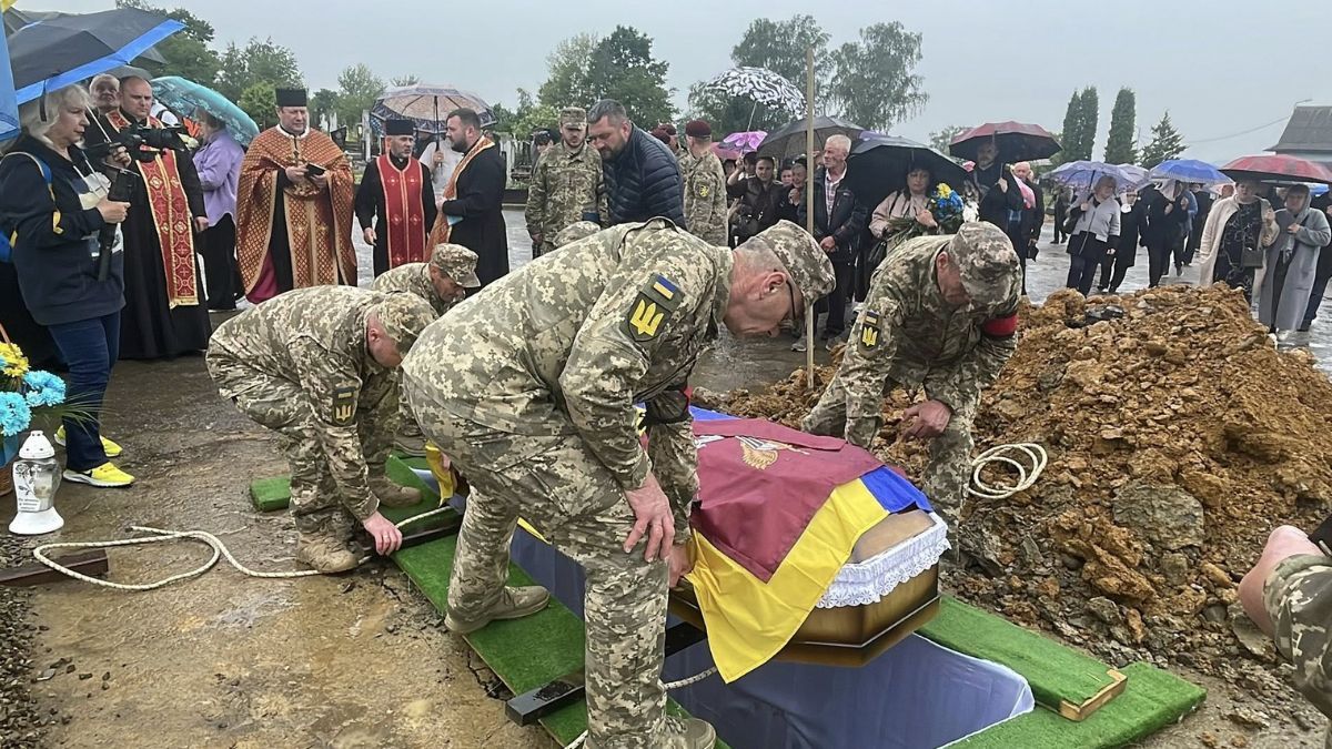 У Надвірній попрощалися із загиблим воїном Ярославом Кочержуком 4