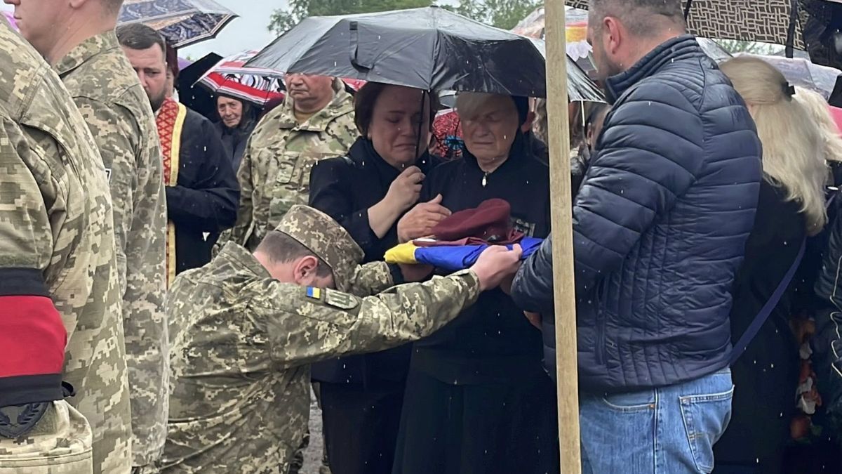 У Надвірній попрощалися із загиблим воїном Ярославом Кочержуком 5