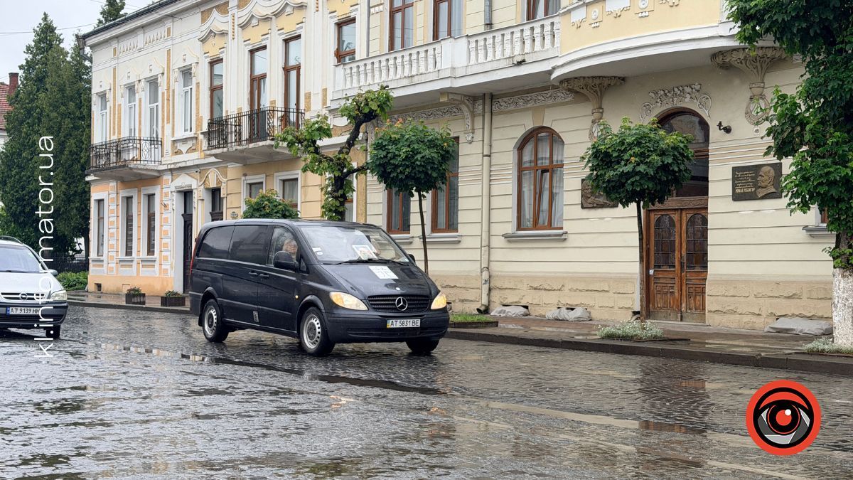 Коломияни зустріли скорботний кортеж з тілом Максима Красуцького 2
