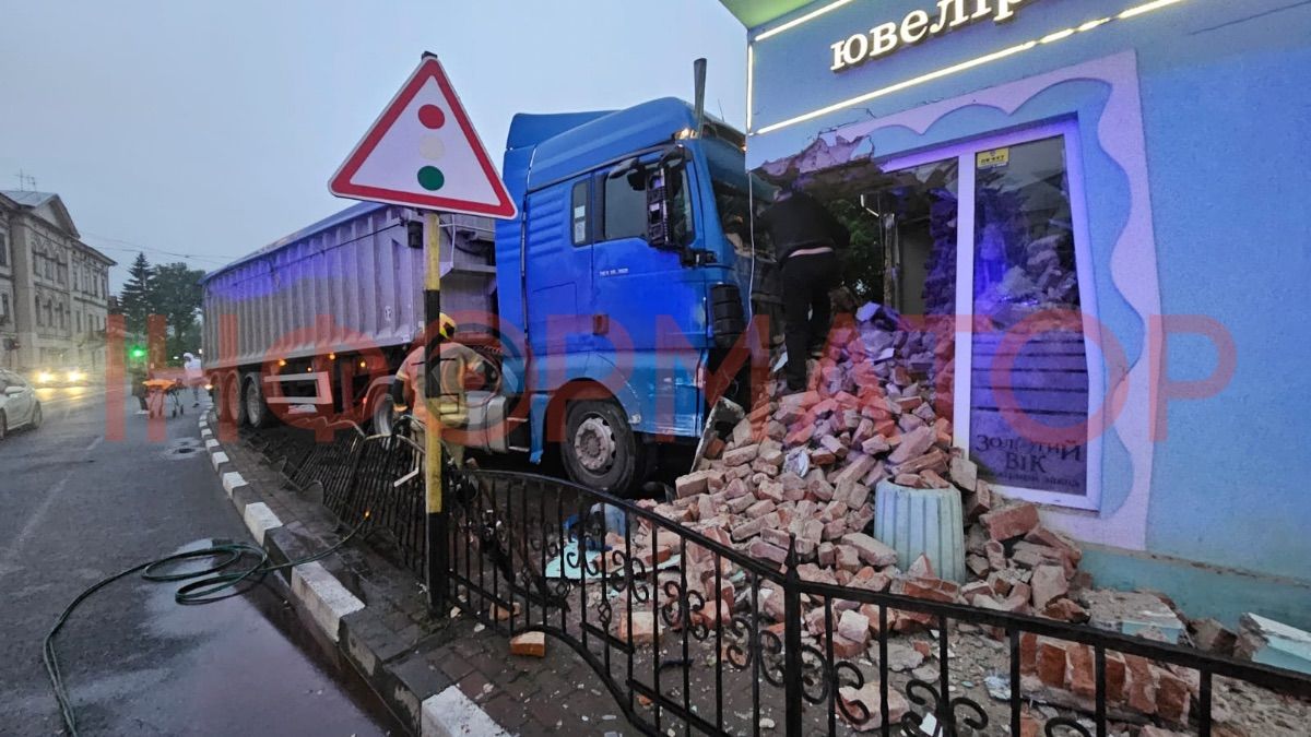 Фура вʼїхала в будівлю в центрі Снятина