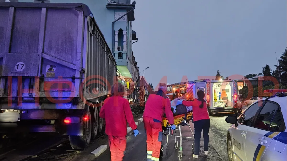 Вантажівка вʼїхала в будівлю в центрі Снятина. Фото 1