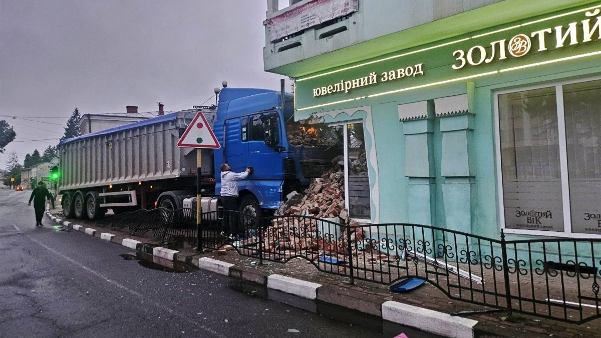Історичну будівлю пошкодила фура у Снятині 2