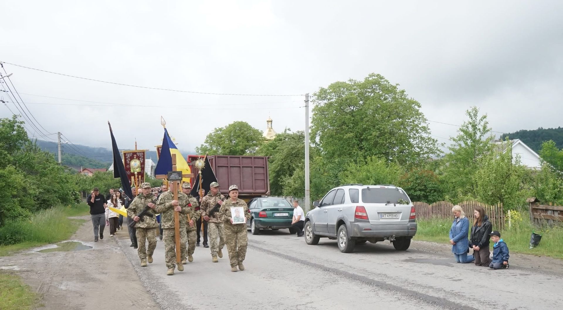 На Надвірнянщині попрощалися з Героєм Любомиром Луцяком 3