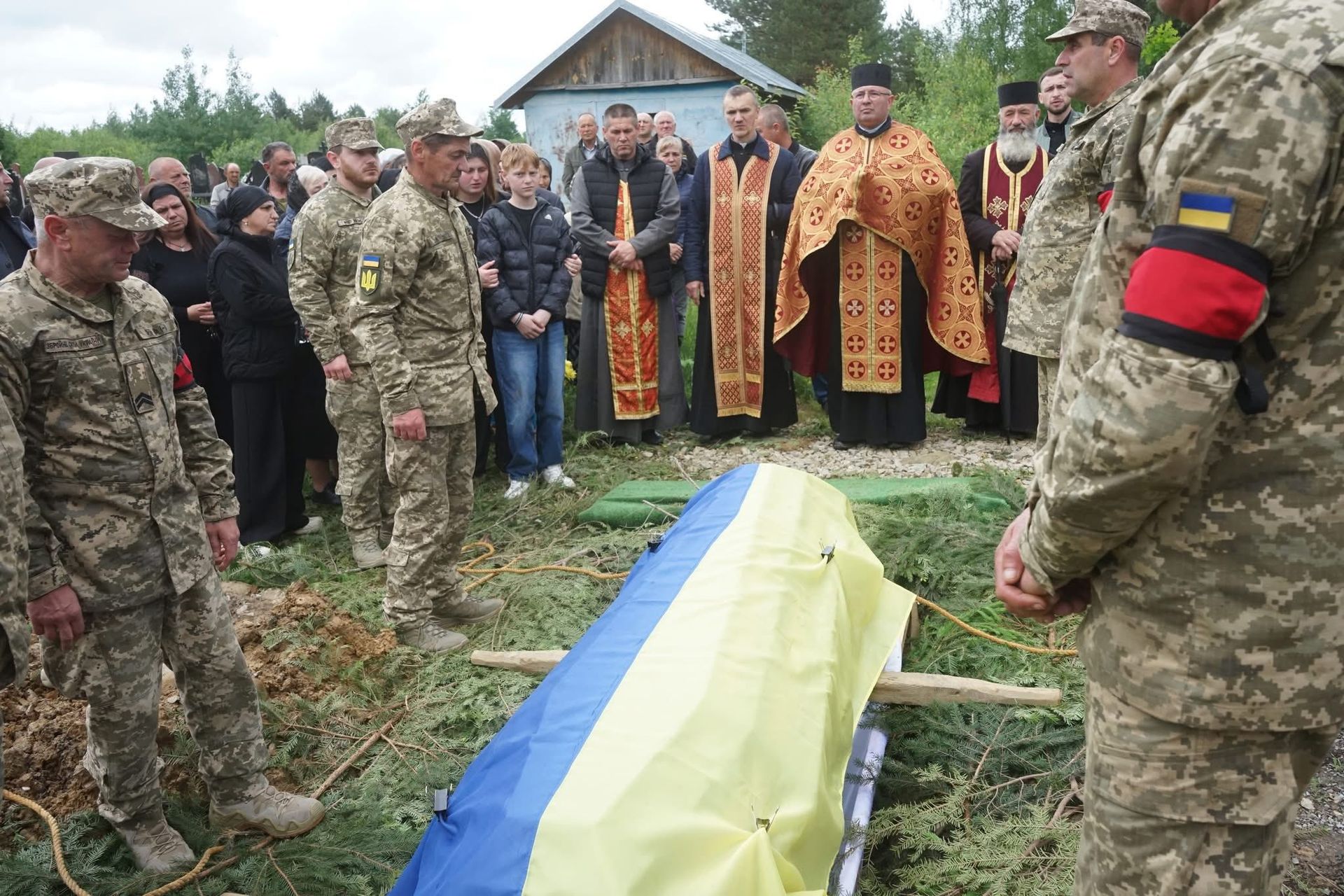 На Надвірнянщині попрощалися з Героєм Любомиром Луцяком 10