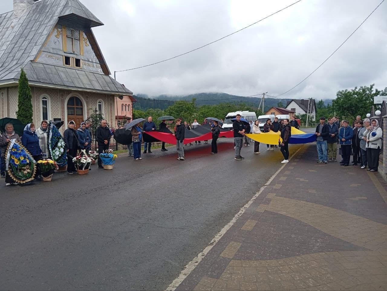 На Надвірнянщині попрощалися з Героєм Любомиром Луцяком 4