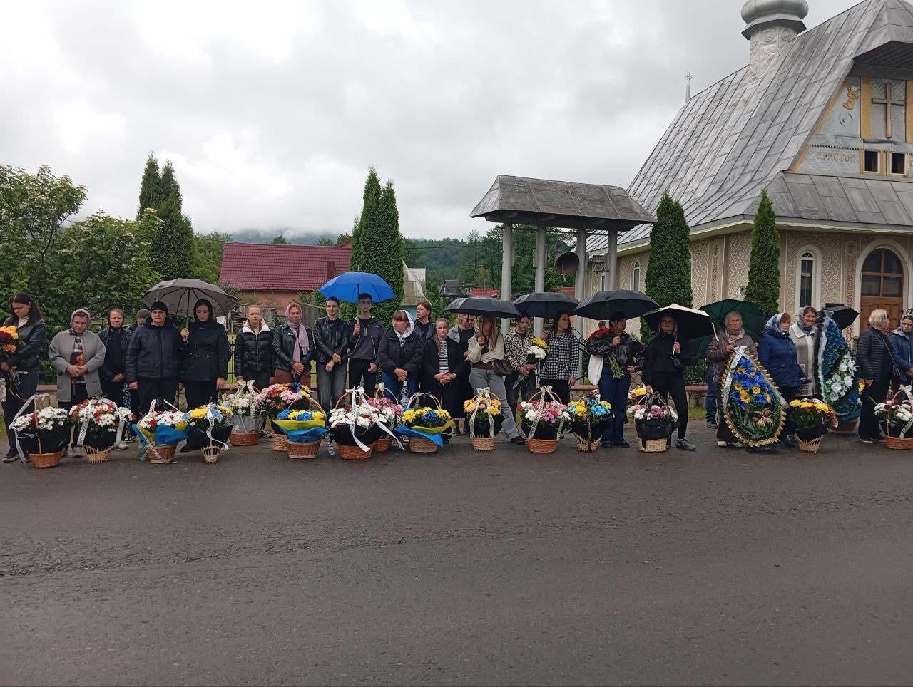 На Надвірнянщині попрощалися з Героєм Любомиром Луцяком 5