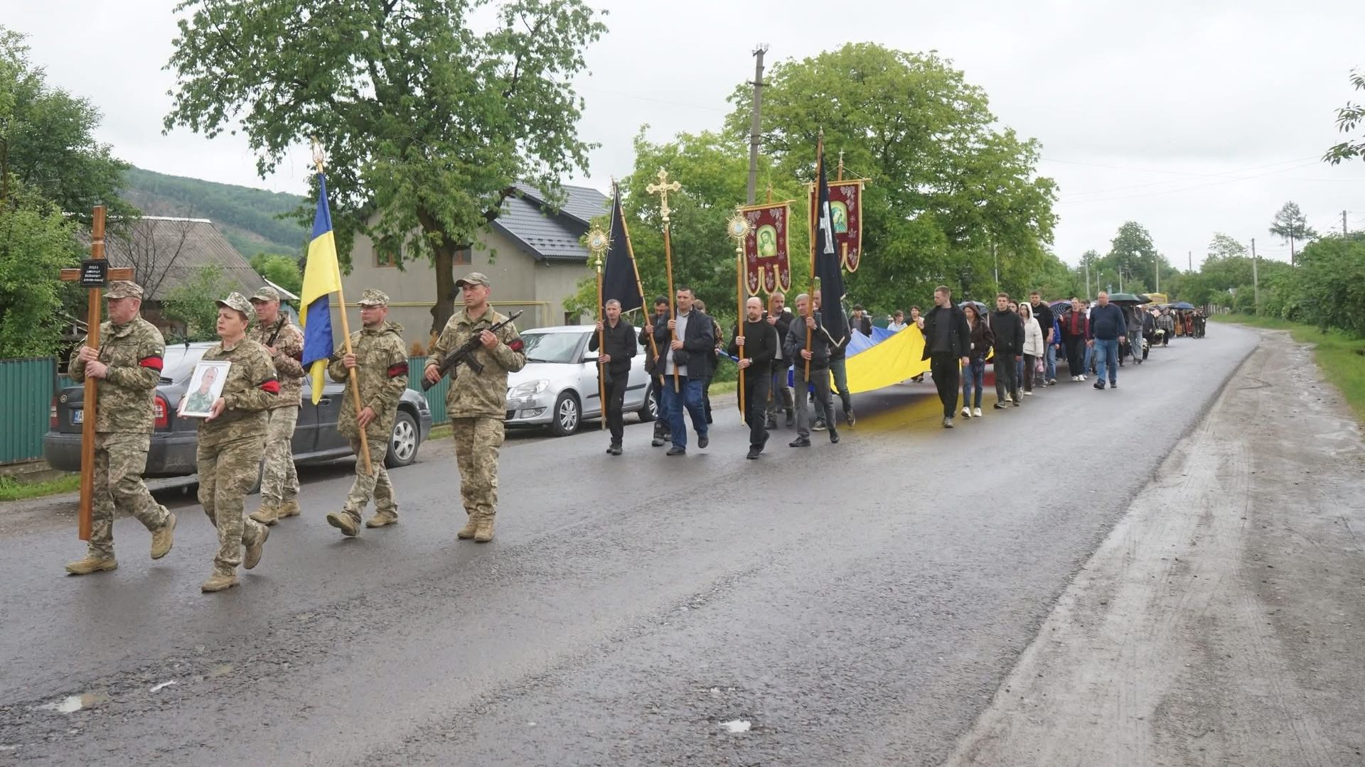 На Надвірнянщині попрощалися з Героєм Любомиром Луцяком 8