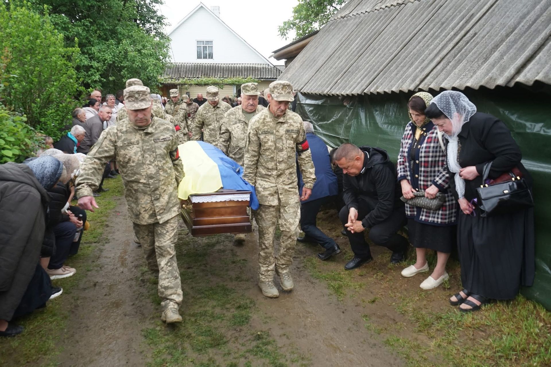 На Надвірнянщині попрощалися з Героєм Любомиром Луцяком 9