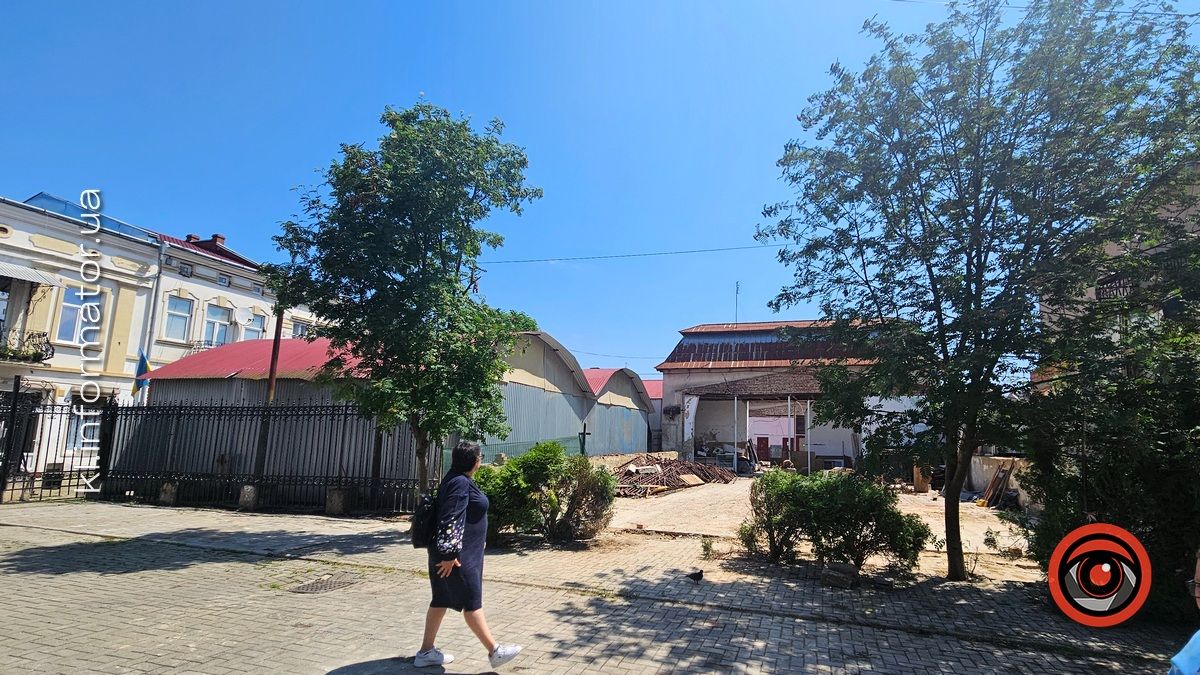 По "Роксолані" тай по павільйону: у центрі Коломиї знесли будівлю 1