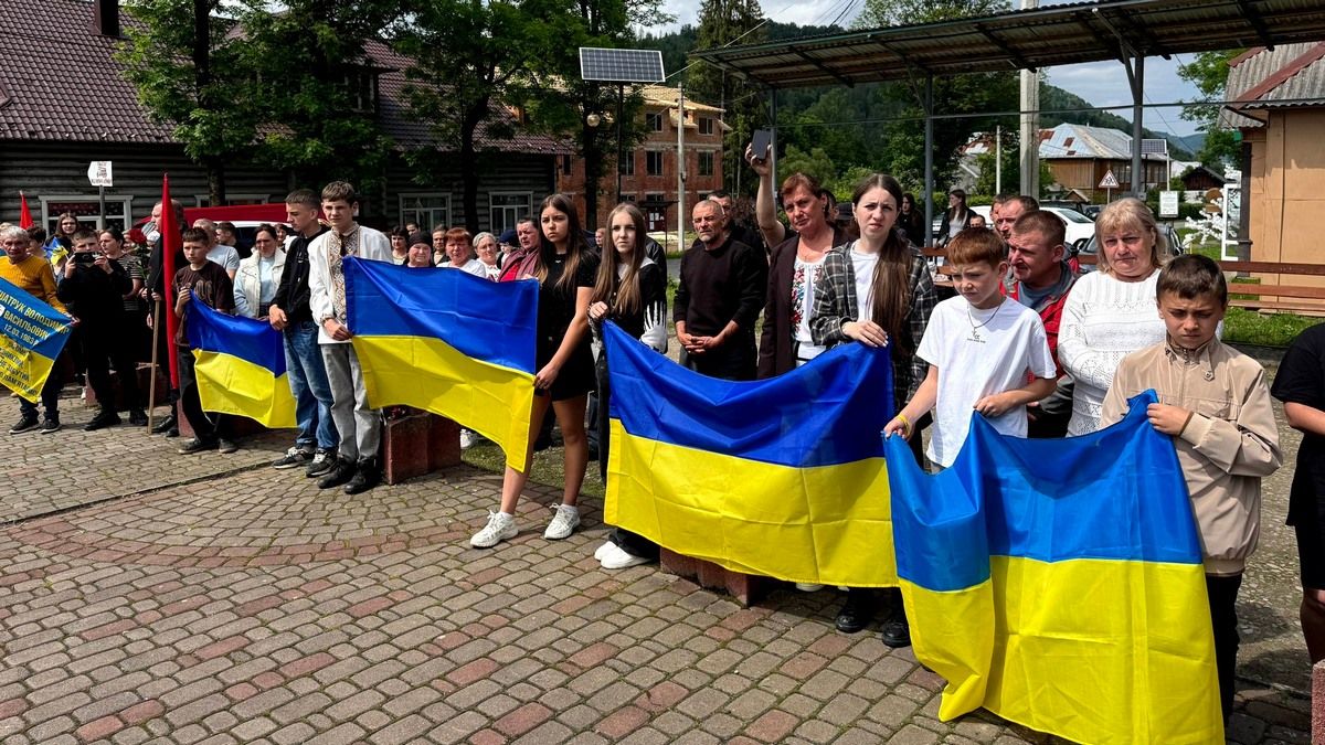 Яворів зустрів звільненого з російського полону військовослужбовця Івана Мицканюка 7