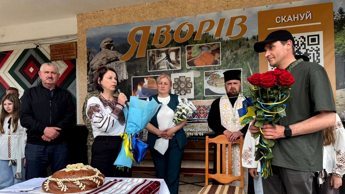 Яворів зустрів звільненого з російського полону військовослужбовця Івана Мицканюка 5