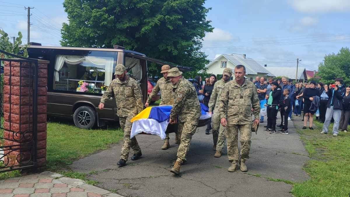 На Коломийщині попрощалися із воїном Василем Кушмелюком