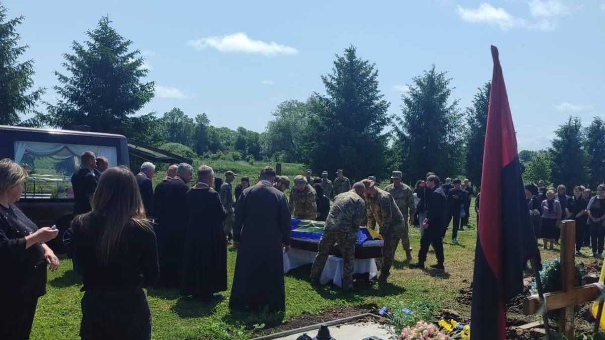 На Коломийщині попрощалися із воїном Василем Кушмелюком 8
