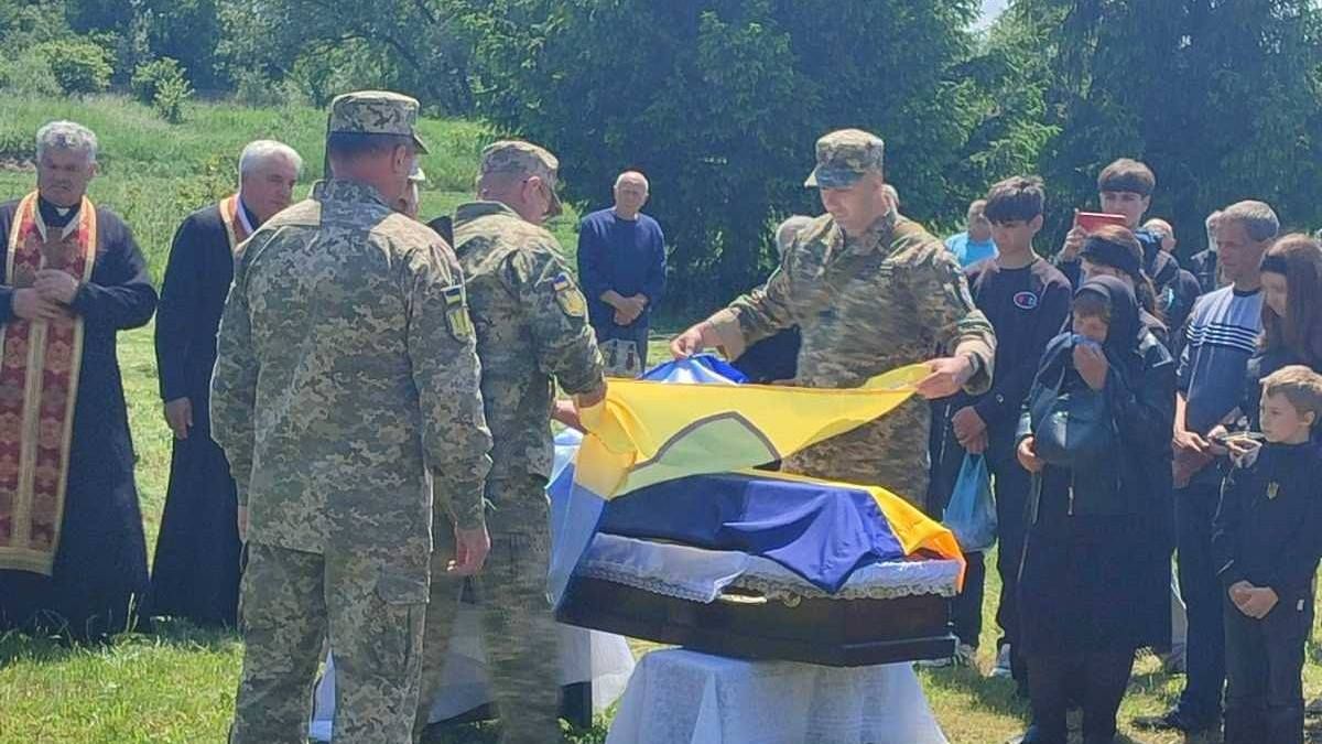 На Коломийщині попрощалися із воїном Василем Кушмелюком 5