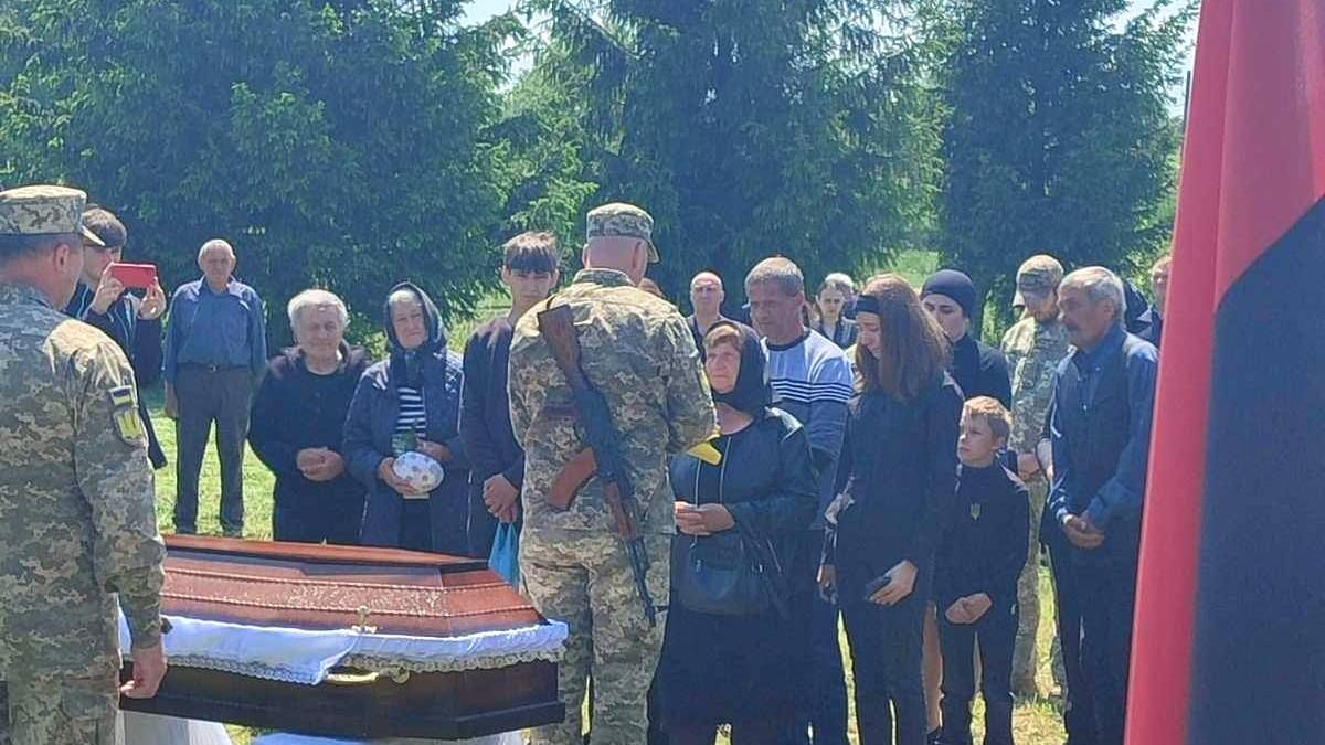 На Коломийщині попрощалися із воїном Василем Кушмелюком 6