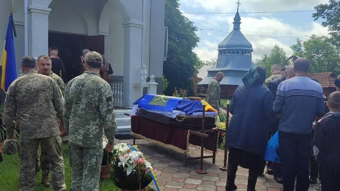 На Коломийщині попрощалися із воїном Василем Кушмелюком 3