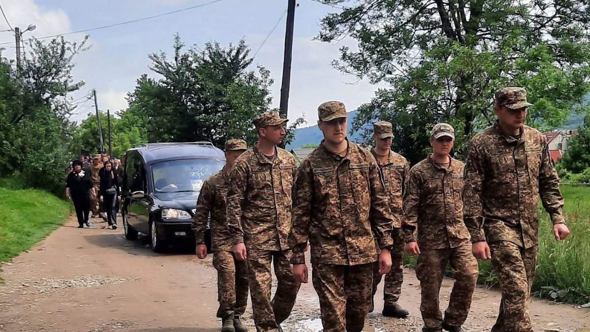На вічний спочинок у Яремче провели Віталія Бойківа 3