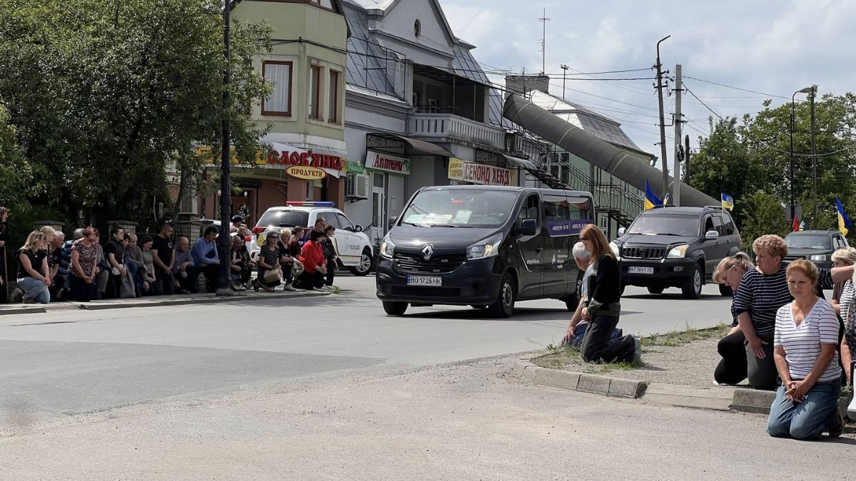 Скорботний кортеж з тілом Юрія Котелка зустріли в Городенці 1