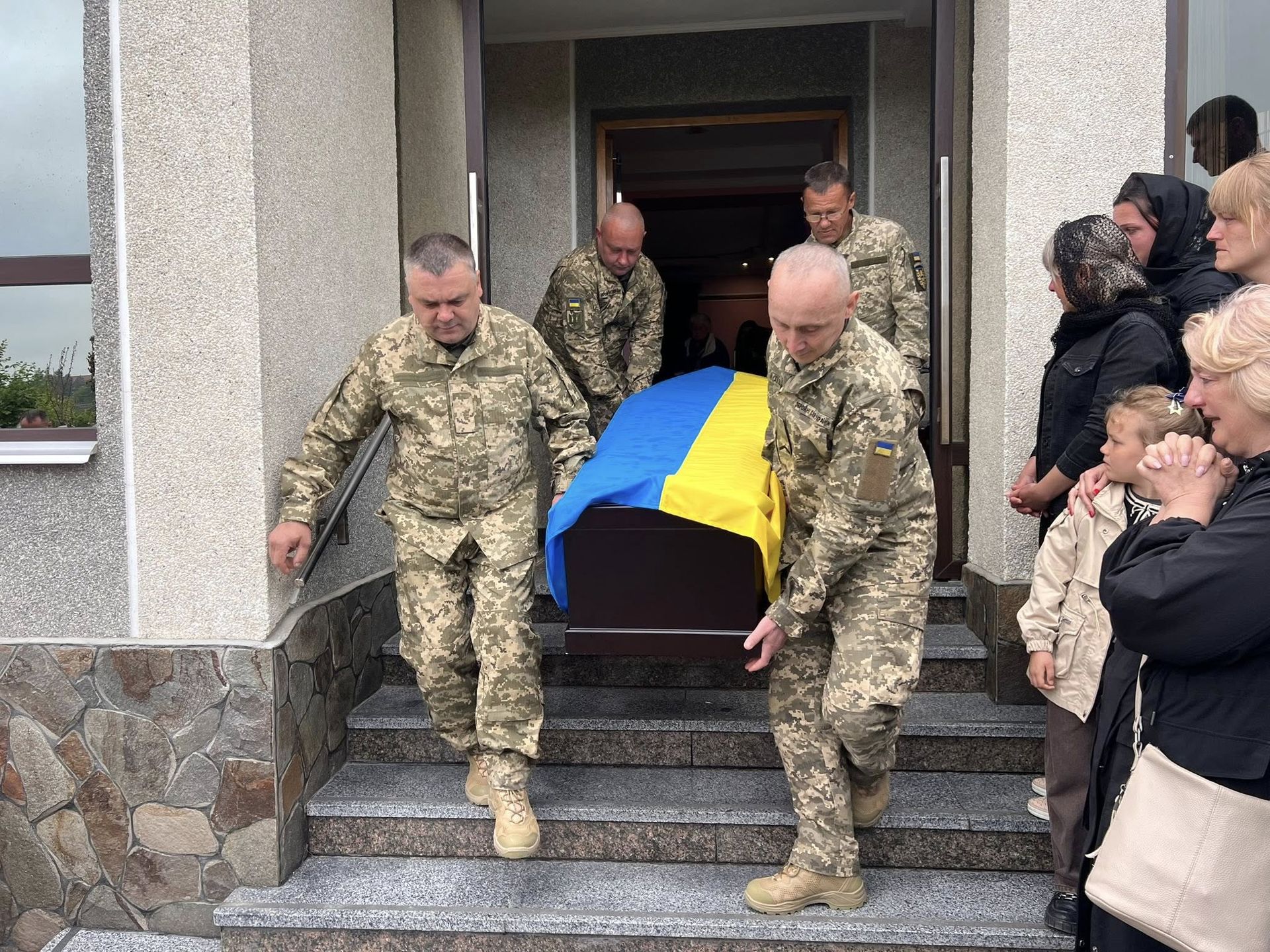 На Коломийщині попрощались із полеглим Героєм Юрієм Котелком 15