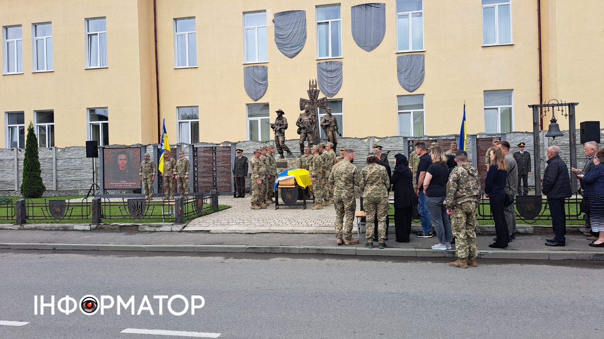 У Коломиї "на щиті" зустріли загиблого Героя Максима Попелюка 9