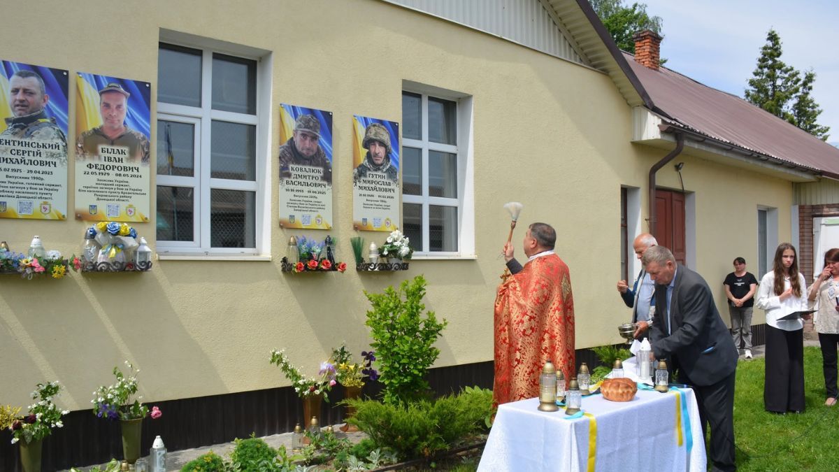 У Верхньому Майдані відкрили меморіальну дошку Мирославу Гутину 3