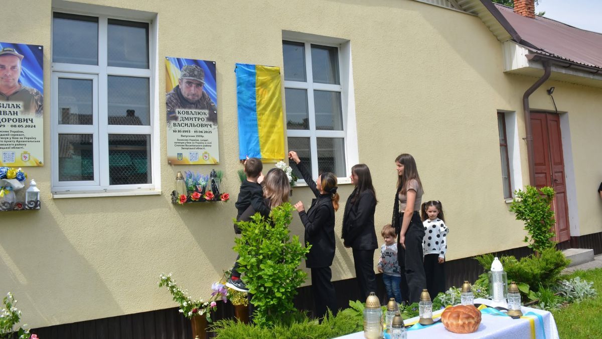 У Верхньому Майдані відкрили меморіальну дошку Мирославу Гутину 5