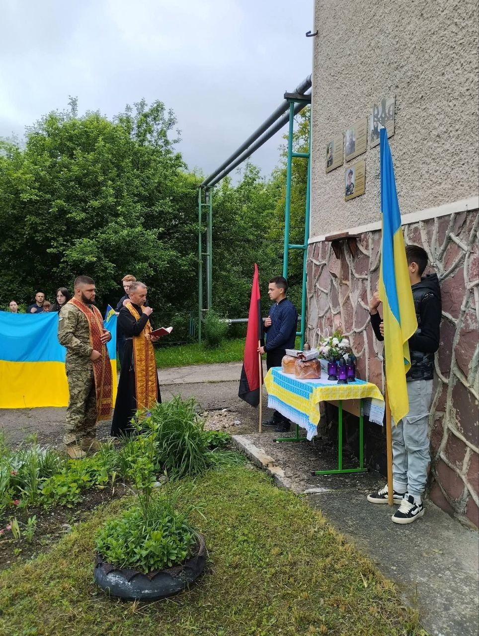 У Печеніжинській громаді відкрили меморіальну дошку Герою Володимиру Зубаку 10