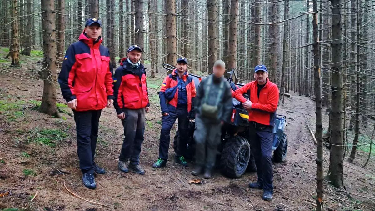 Стало зле: рятувальники надавали допомогу туристу на Верховинщині 1