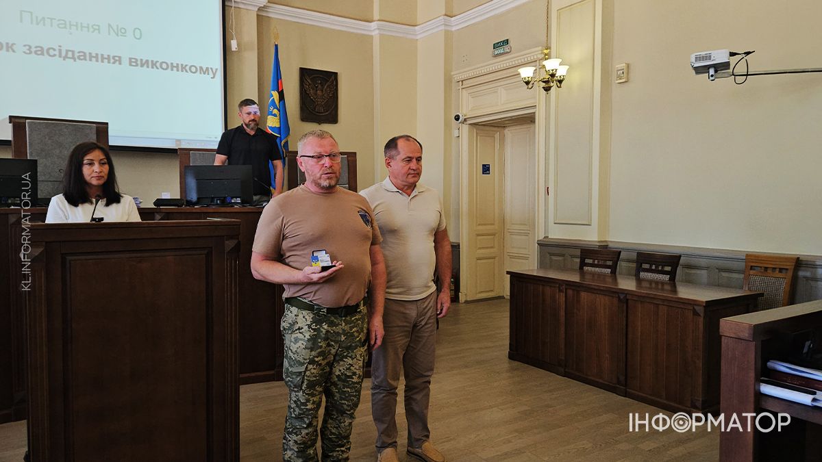 Під час засідання виконкому у Коломиї вручали нагороди 12