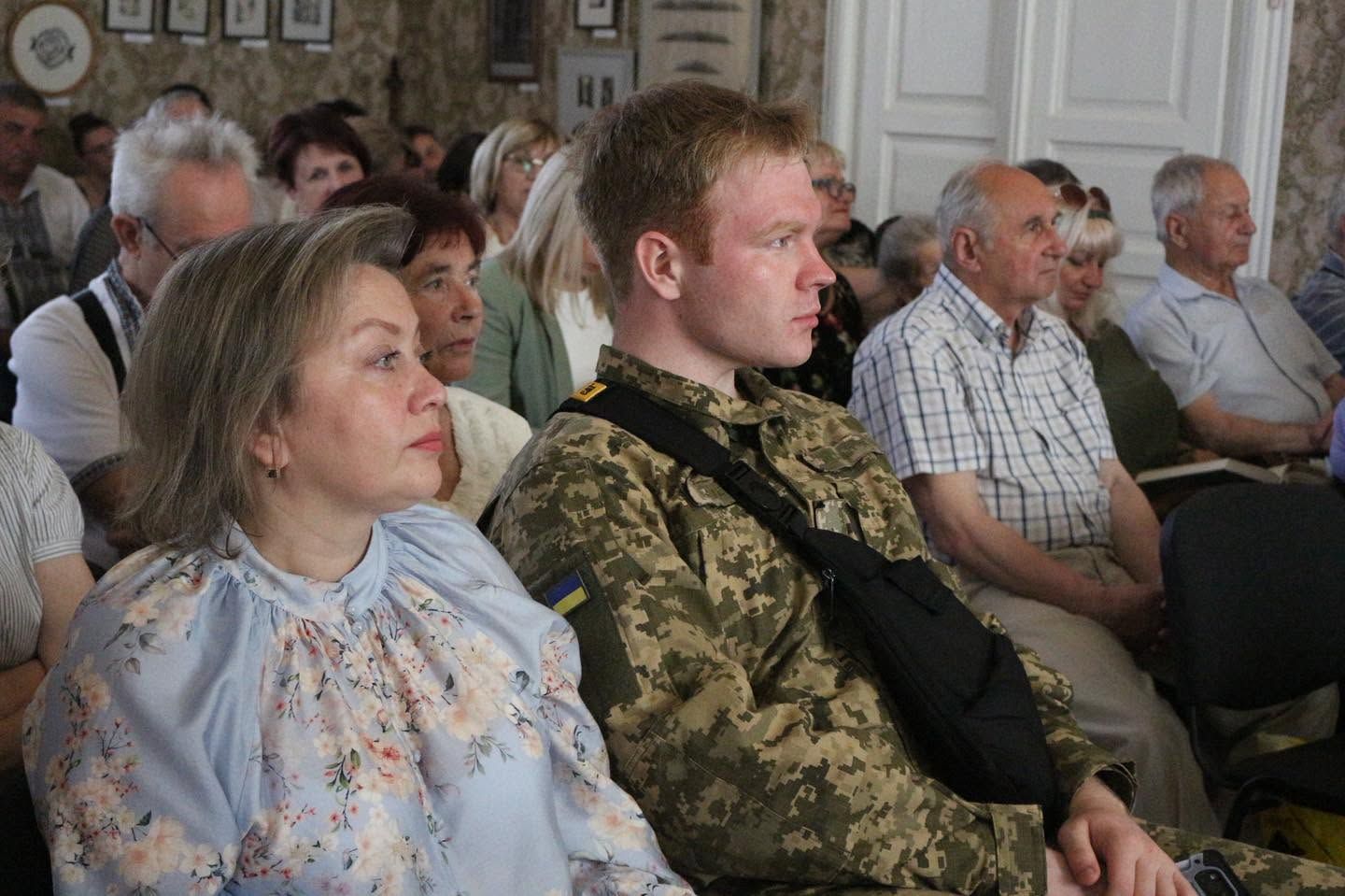 35 років історії в одній книзі: у Коломиї презентували видання про газету "Вільний голос" 21