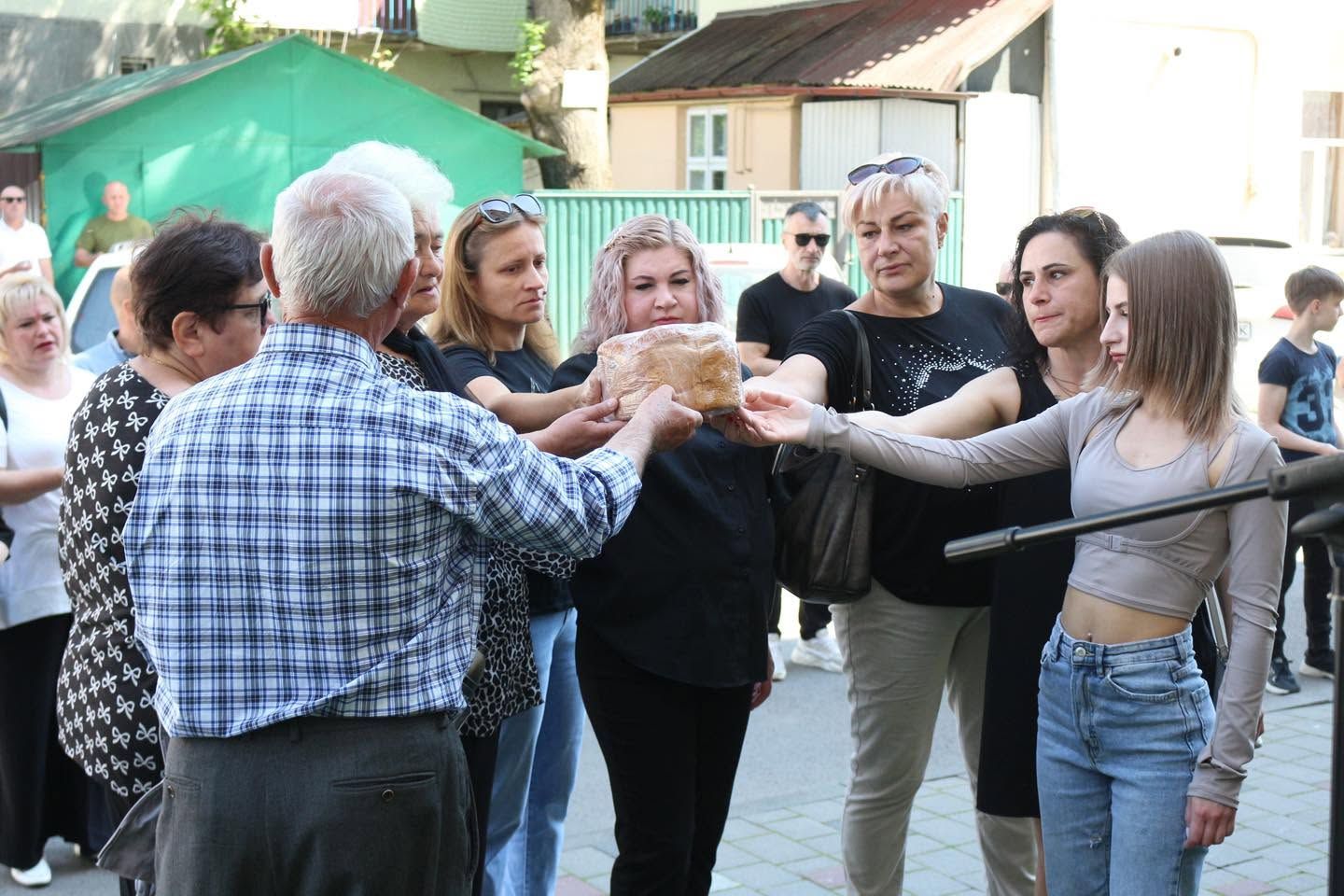 У Коломиї відкрили меморіальну дошку полеглому Герою Юрію Мокрицькому 11