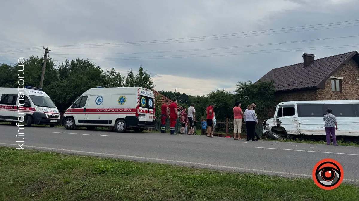 У селі Ценява сталася ДТП за участю рейсового автобуса та мікроавтобуса. Оновлено