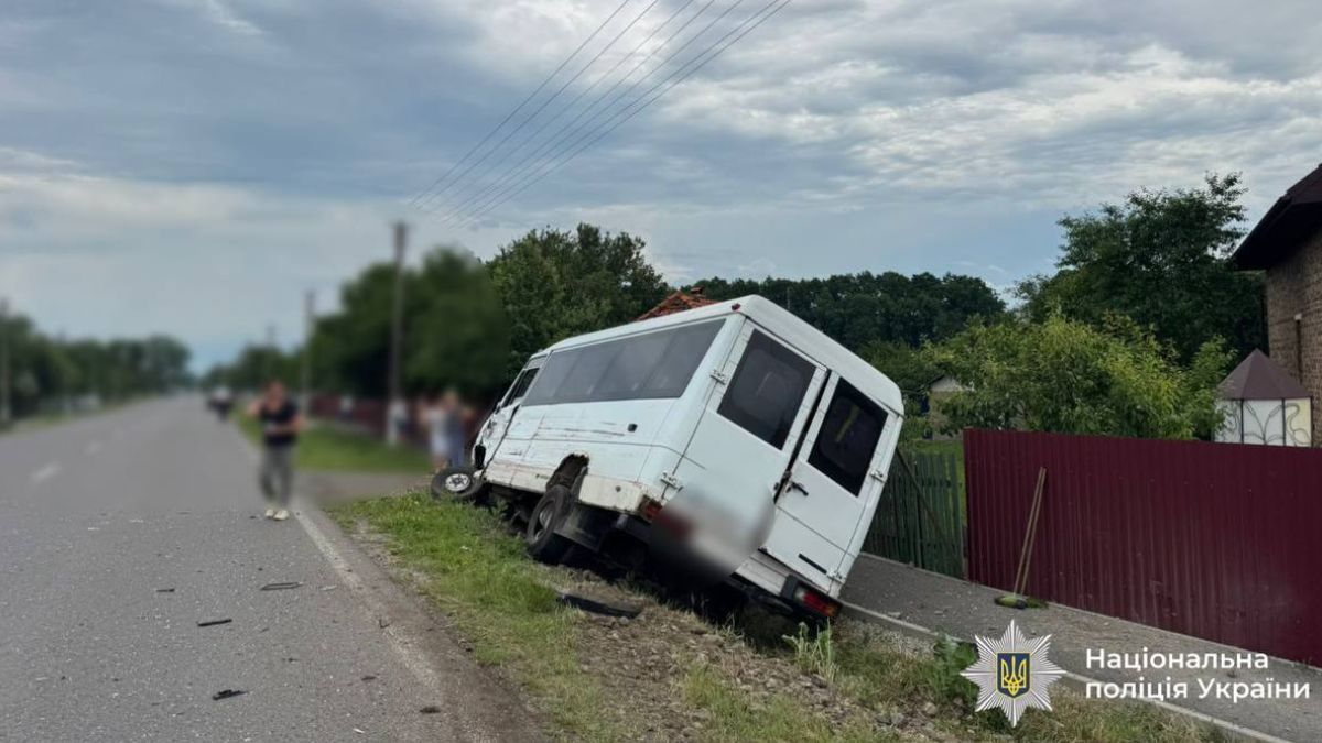 У Ценяві зіткнулися легковик та маршрутний автобус: до лікарні доставили шістьох людей
