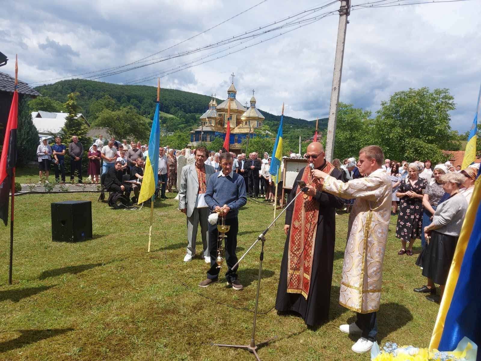 У Печеніжинській громаді освятили пам’ятні скульптури захисникам України 4