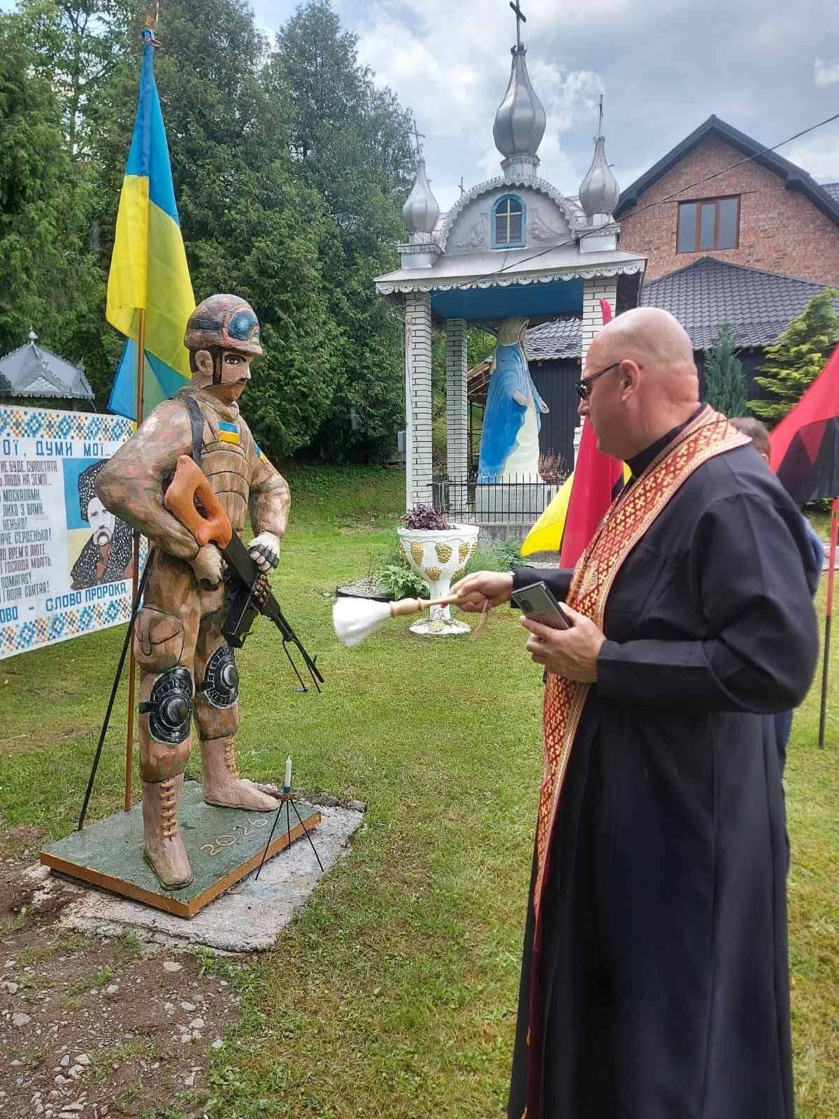 У Печеніжинській громаді освятили пам’ятні скульптури захисникам України 5