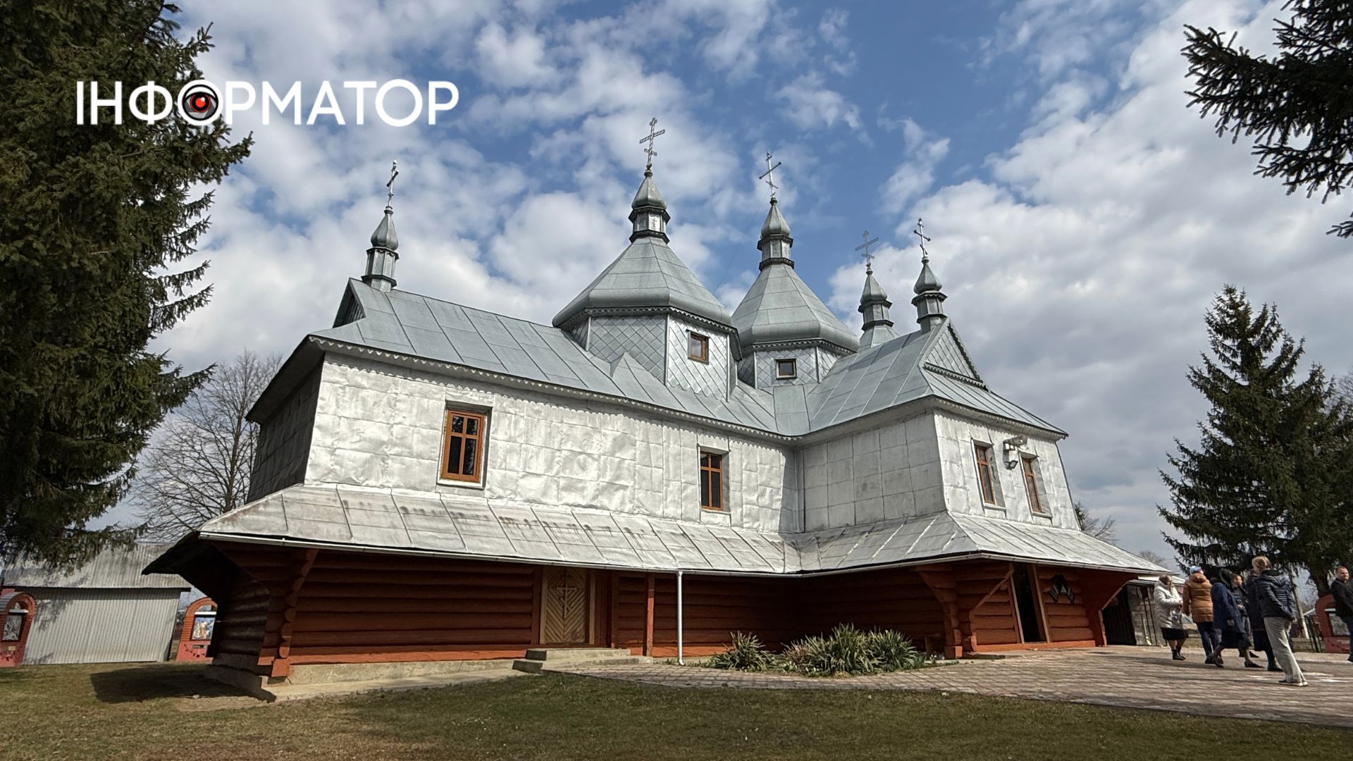 Закопані дзвони, радянське зерносховище й два празники на село: історія 160-літньої церкви в Залуччі