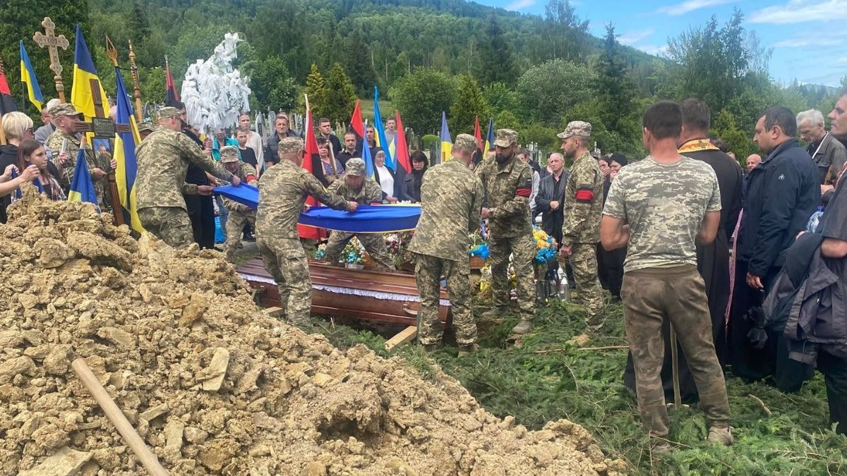 Яремче попрощалися із захисником Михайлом Микитюком 5