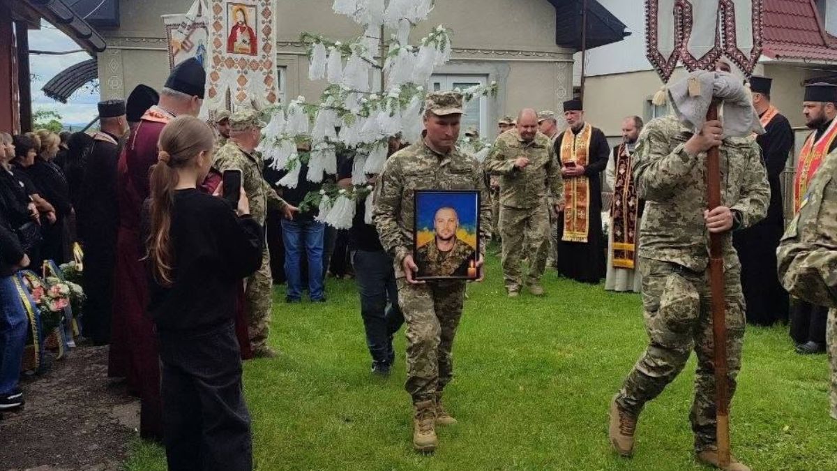 У Матеївцях провели в останню путь захисника Назара Самуляка