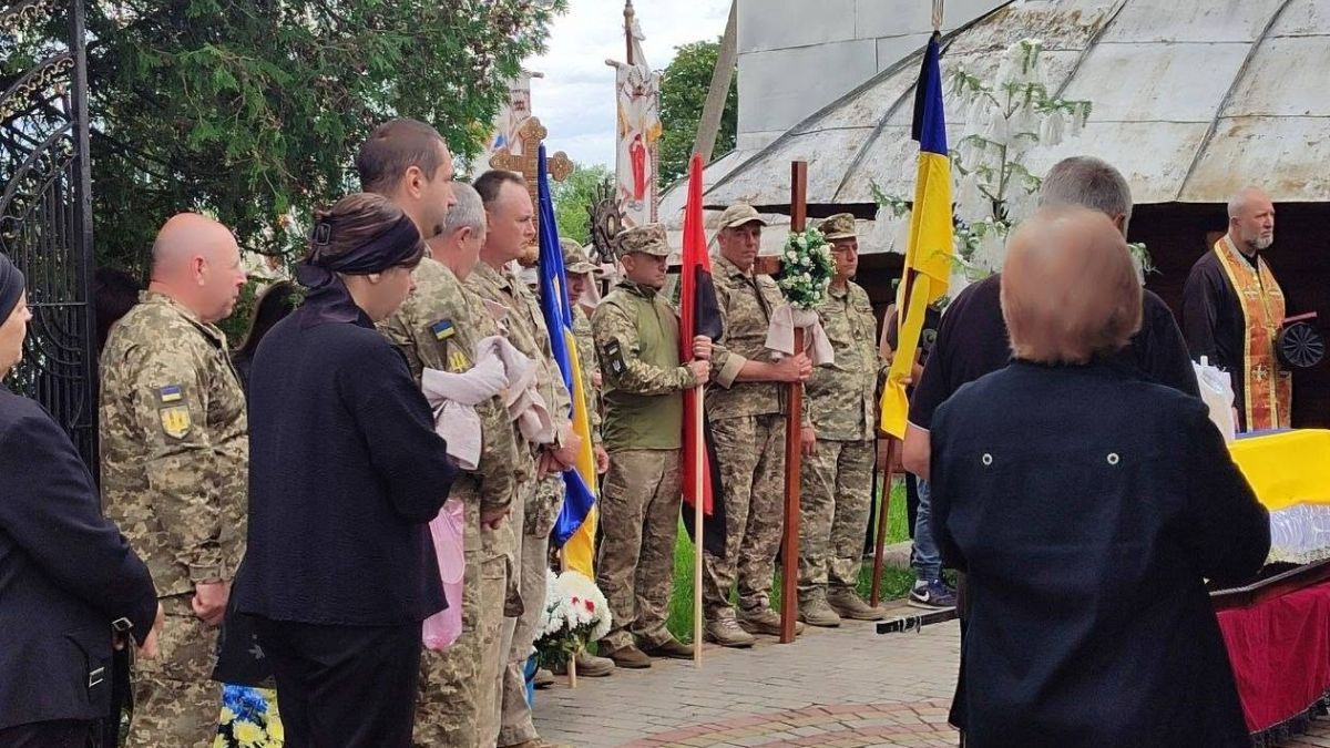 У Матеївцях провели в останню путь захисника Назара Самуляка 2