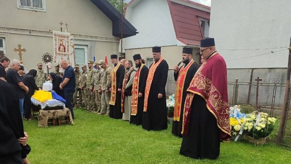 У Матеївцях провели в останню путь захисника Назара Самуляка 1