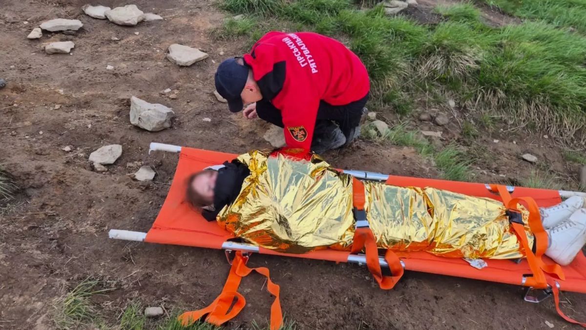 На Говерлі травмувалася туристка з Київщини: дівчину рятували надзвичайники 1