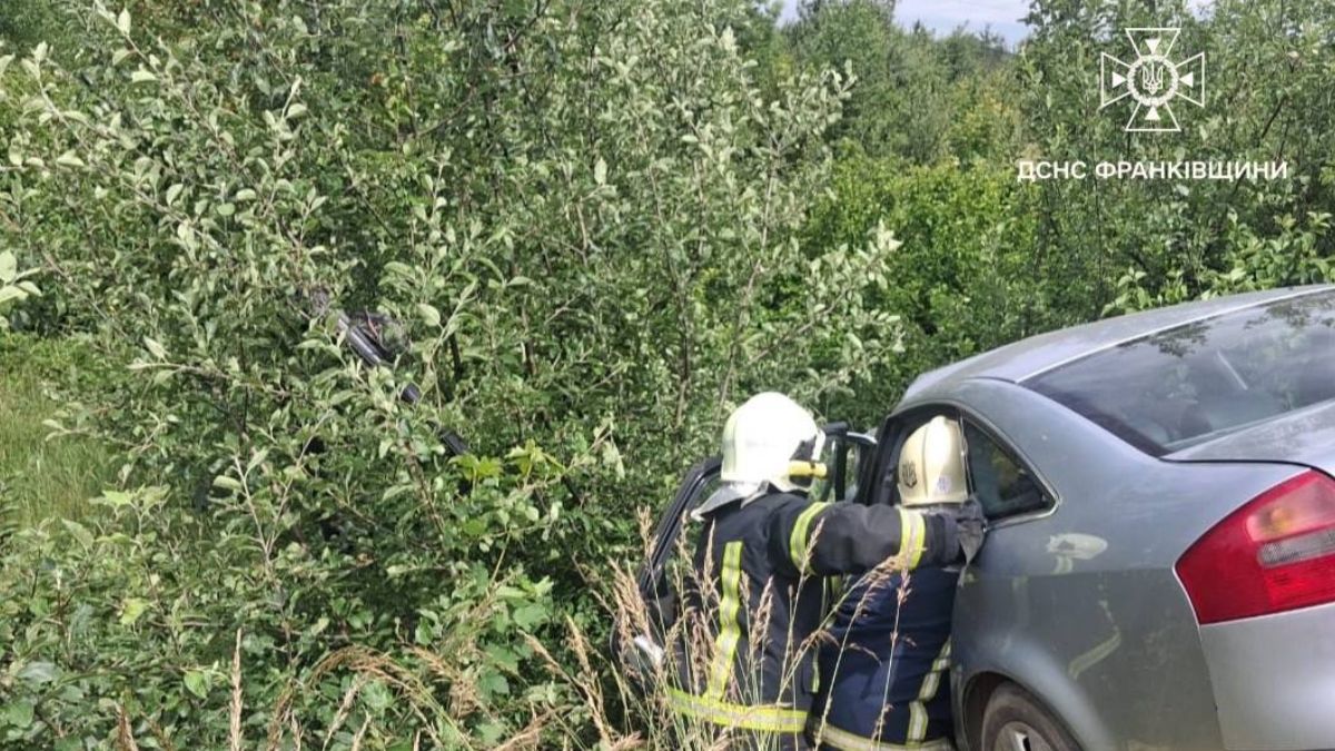 На Надвірнянщині зіткнулися легковик, евакуатор та автобус: є травмований 1