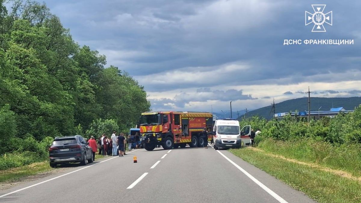 На Надвірнянщині зіткнулися легковик, евакуатор та автобус: є травмований