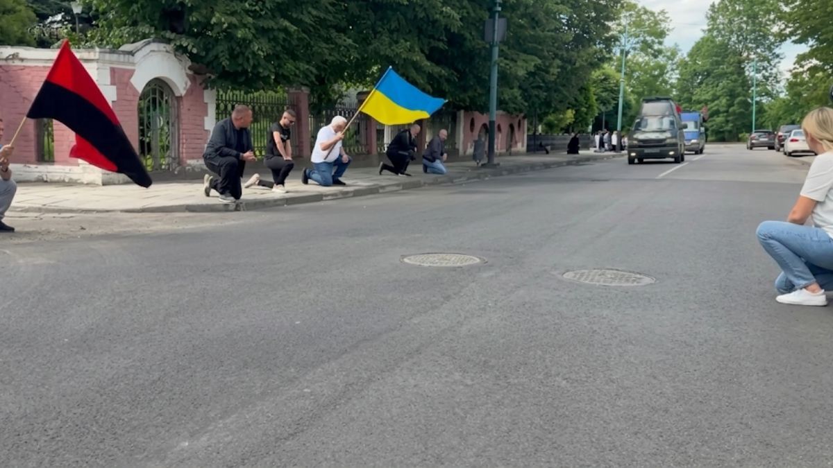 Надвірна на колінах зустріла померлого Захисника Василя Дем’яніва 1