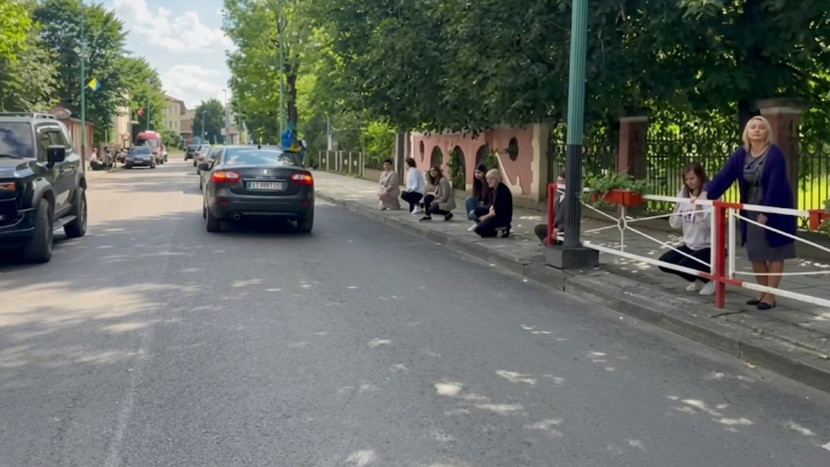 Надвірна на колінах зустріла померлого Захисника Василя Дем’яніва 2