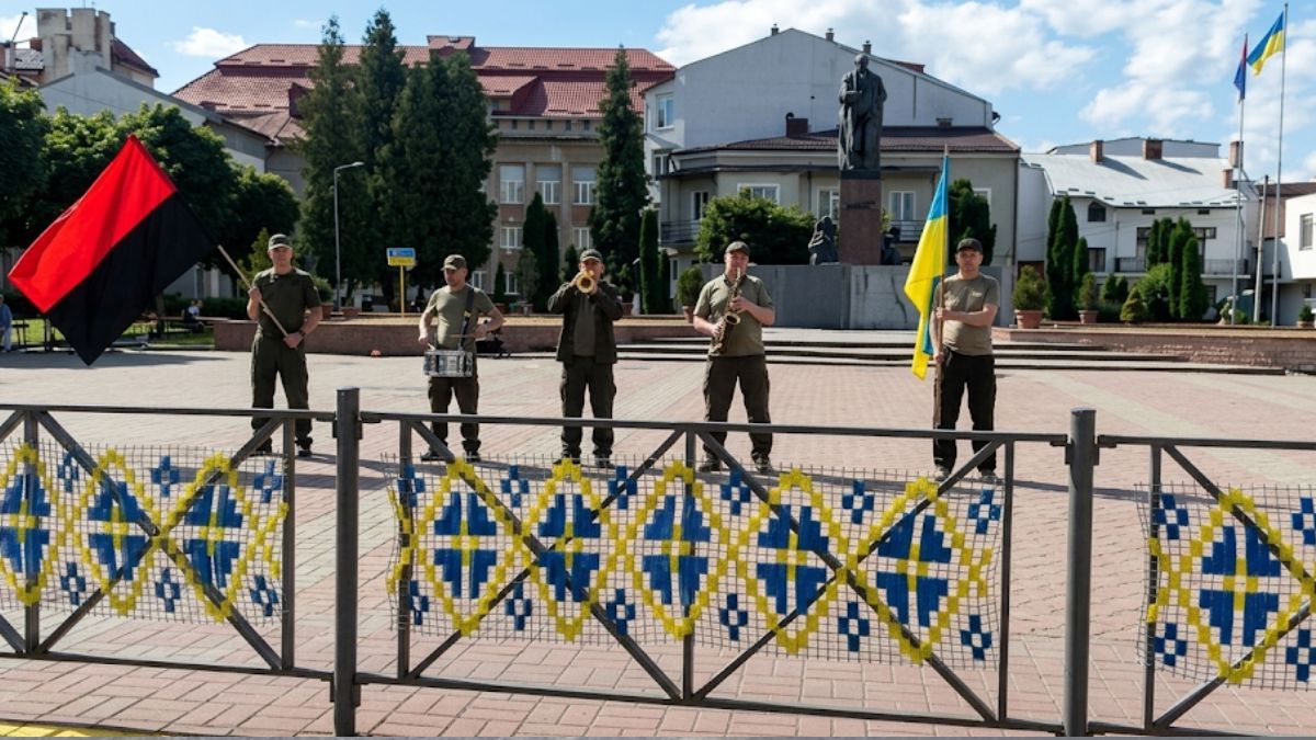 Надвірна на колінах зустріла померлого Захисника Василя Дем’яніва 3
