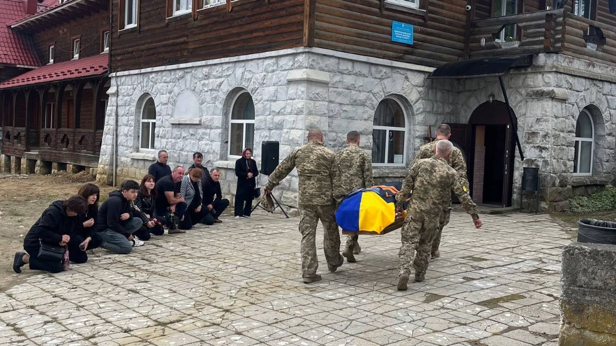 У Ворохті на "щиті" зустріли загиблого Героя Нестора Лепейка 5